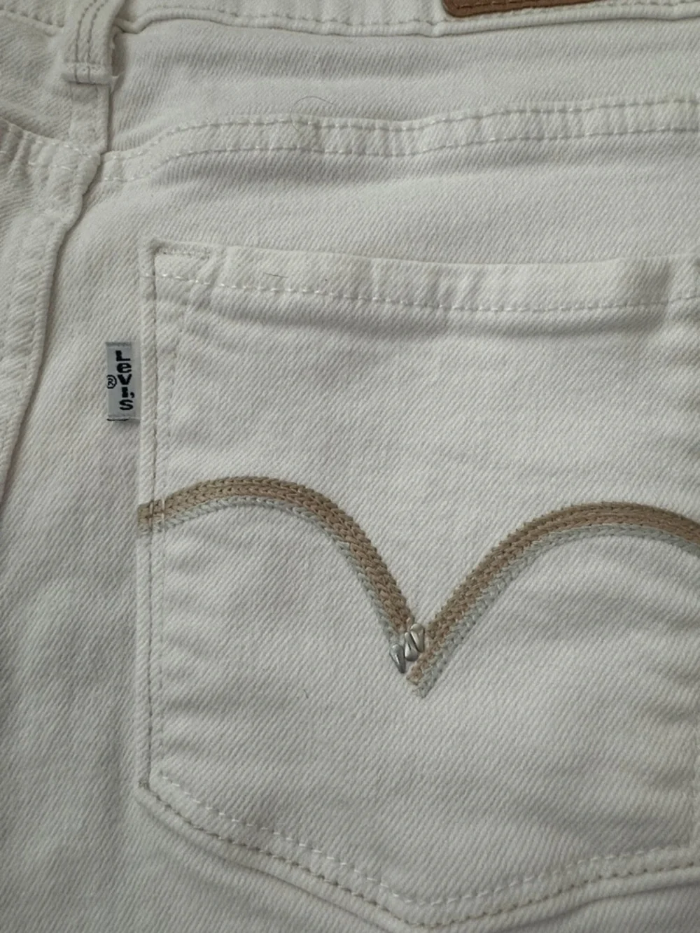 Levi's 512 Perfectly Slimming Women’s Sz 8Cream Denim Bermuda Shorts ✨